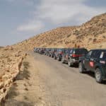 Fahrzeuge vor dem Start zu bei Jutta's Wüstenakademie